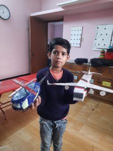 সৃজনশীলতার এক অসাধারণ উদাহরণ! নিজের হাতে তৈরি করা এই মডেলগুলো দেখাচ্ছে কতটা মনোযোগ, কল্পনা ও পরিশ্রম দিয়ে আমাদের ছোট্ট শিল্পীরা অসাধারণ কিছু সৃষ্টি করতে পারে।